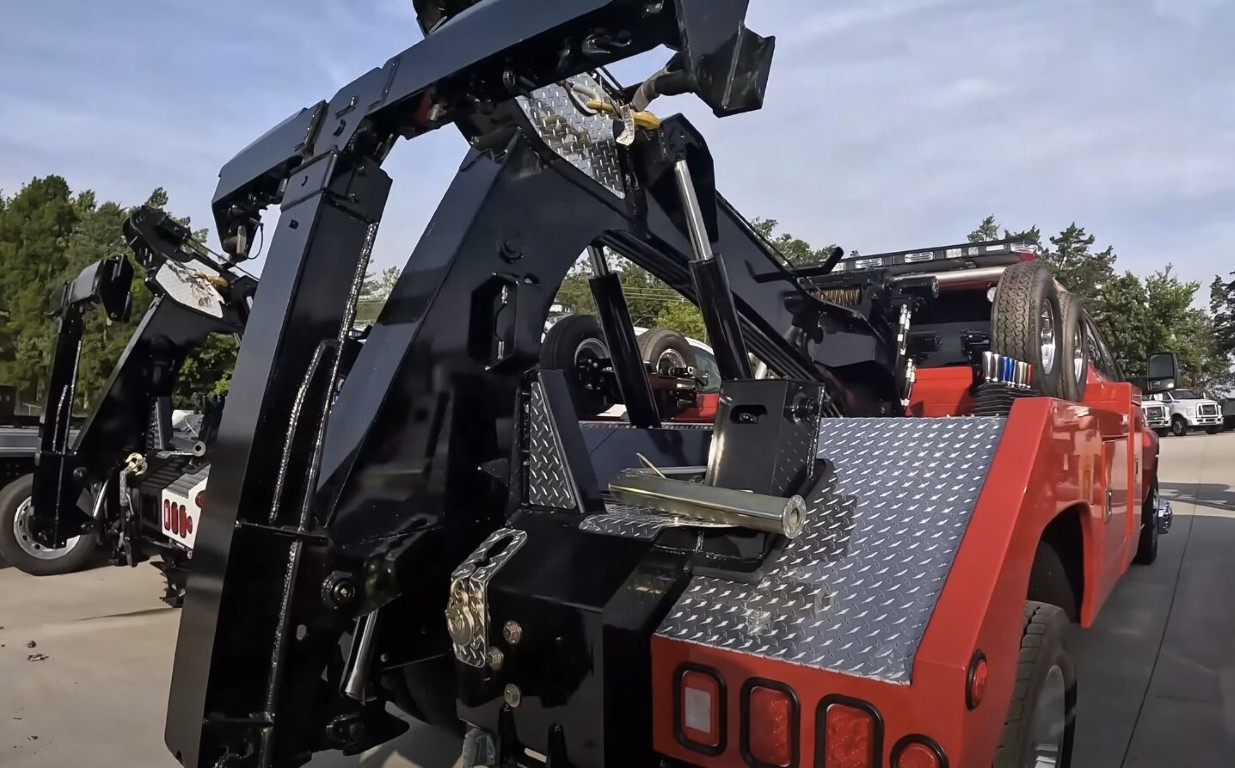 Professional 24/7 tow truck recovery service ready to help